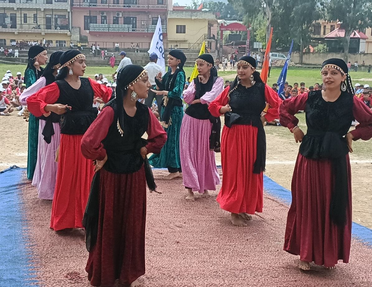 कुनिहार स्कूल में खेलकूद प्रतियोगिता का शुभारंभ करते बीडीओ। संवाद कुनिहार स्कूल में खेलकूद प्रतियोगिता का शुभारंभ करते बीडीओ। संवाद