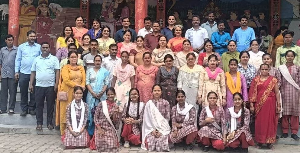 राजकीय महाविद्यालय अर्की में अध्यापक को सम्मानित करते विद्यार्थी। संवाद राजकीय महाविद्यालय अर्की में अध्यापक को सम्मानित करते विद्यार्थी। संवाद