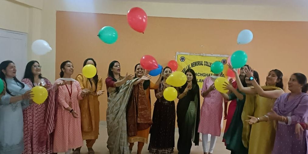 राजकीय महाविद्यालय अर्की में अध्यापक को सम्मानित करते विद्यार्थी। संवाद राजकीय महाविद्यालय अर्की में अध्यापक को सम्मानित करते विद्यार्थी। संवाद