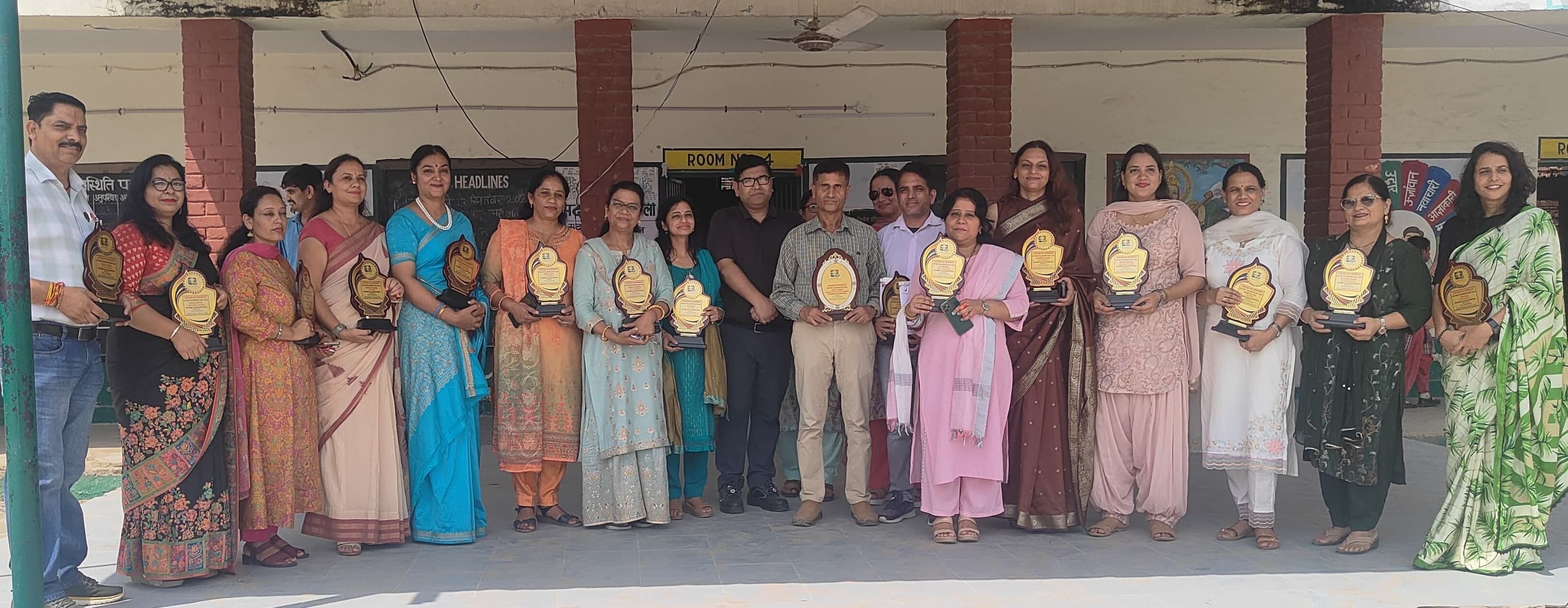 राजकीय महाविद्यालय अर्की में अध्यापक को सम्मानित करते विद्यार्थी। संवाद राजकीय महाविद्यालय अर्की में अध्यापक को सम्मानित करते विद्यार्थी। संवाद