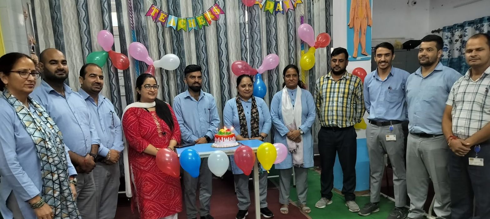 राजकीय महाविद्यालय अर्की में अध्यापक को सम्मानित करते विद्यार्थी। संवाद राजकीय महाविद्यालय अर्की में अध्यापक को सम्मानित करते विद्यार्थी। संवाद