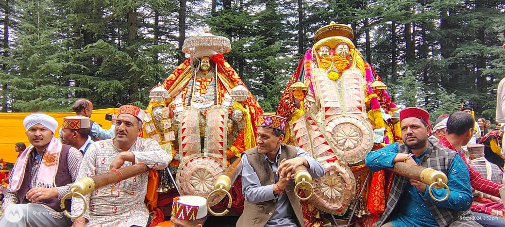 रानीकोट का ऐतिहासिक दो दिवसीय मेला में नाटी करते स्थानीय लोग रानीकोट का ऐतिहासिक दो दिवसीय मेला में नाटी करते स्थानीय लोग