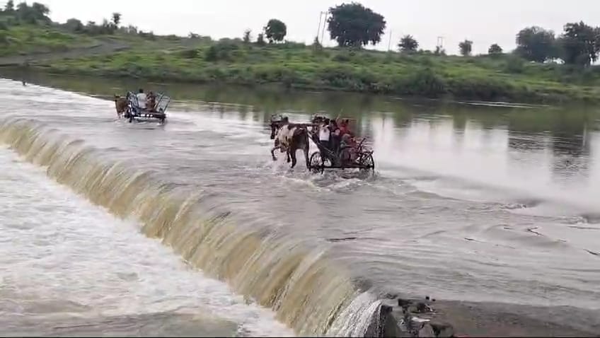 जान जोखिम में डाल रपट पार कर रहे ग्रामीण