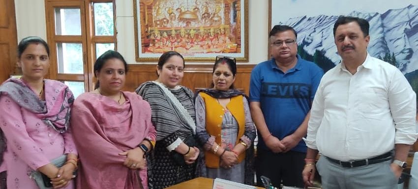 उपायुक्त सोलन से ठोडो ग्राउंड मामले को लेकर मिलते भाजपा पार्षद। संवाद उपायुक्त सोलन से ठोडो ग्राउंड मामले को लेकर मिलते भाजपा पार्षद। संवाद