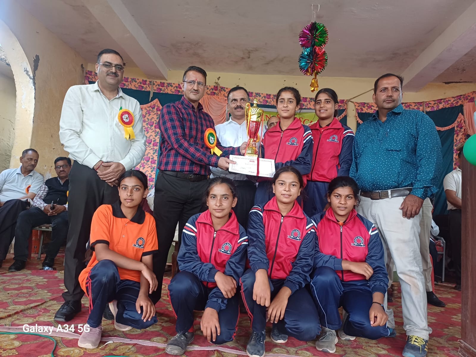 वासनी में आयोजित छात्राओं की अंडर 19 खेलकूद प्रतियोगिता में विजेता टीम उपायुक्त सिरमौर सुमित खि