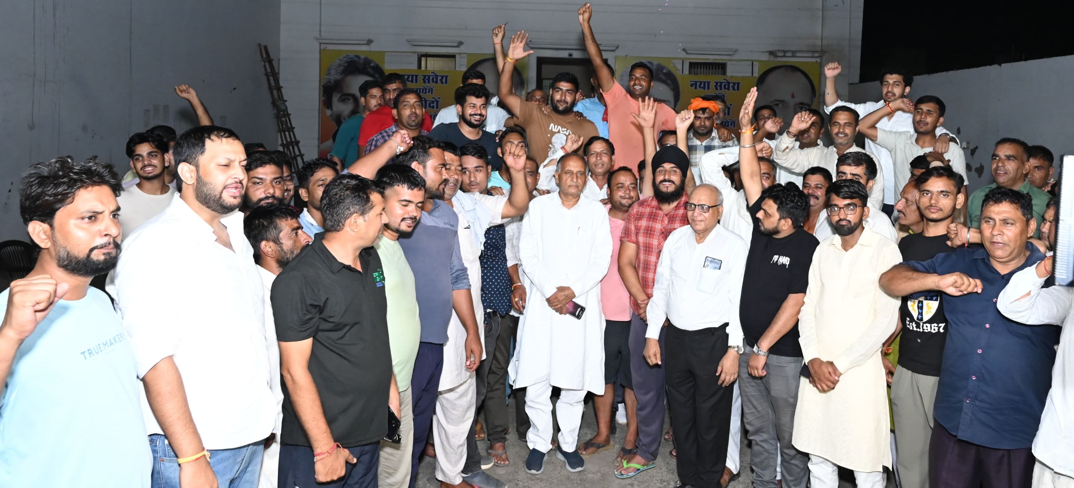 05जेएनडी36 : आर्य सदन में विरोध प्रकट करते बच्चन सिंह आर्य के समर्थक। संवाद 05जेएनडी36 : आर्य सदन में विरोध प्रकट करते बच्चन सिंह आर्य के समर्थक। संवाद