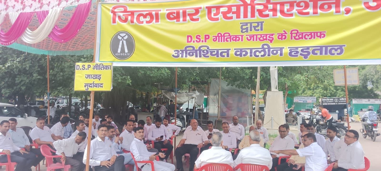 05जेएनडी39: बार परिसर में धरने पर बैठे वकील। संवाद