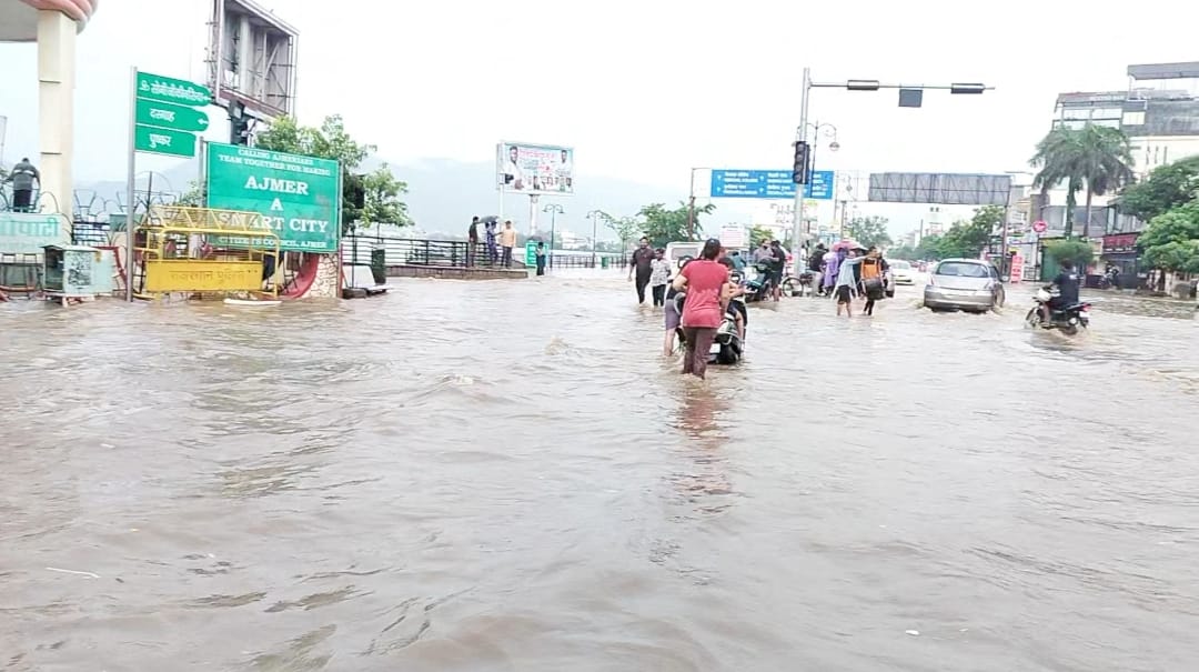अजमेर में हुई तेज बारिश के बाद आनासागर झील का पानी सड़कों पर