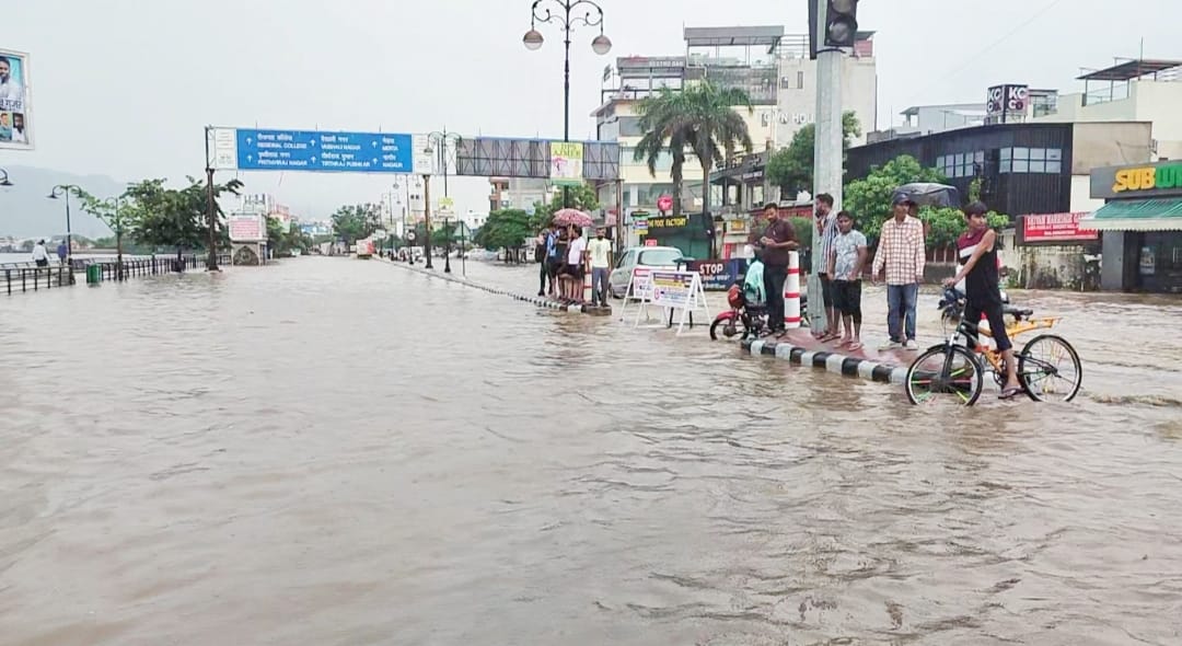अजमेर में हुई तेज बारिश के बाद आनासागर झील का पानी सड़कों पर