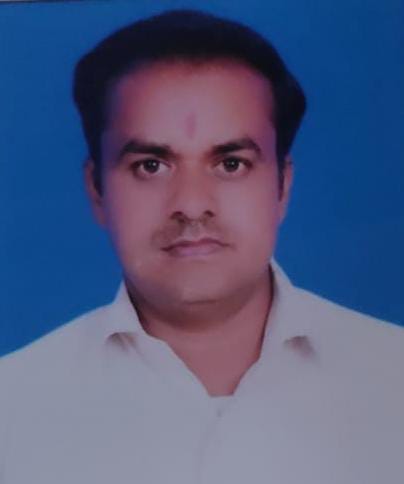 बीसलपुर चौसरहरदो पटृी के बीच कटी पड़ी सड़क।संवाद बीसलपुर चौसरहरदो पटृी के बीच कटी पड़ी सड़क।संवाद