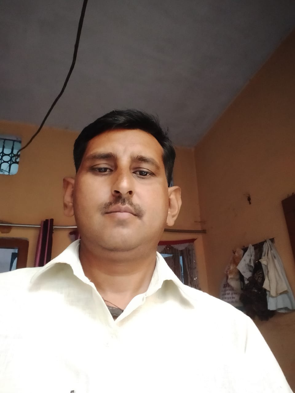बीसलपुर चौसरहरदो पटृी के बीच कटी पड़ी सड़क।संवाद बीसलपुर चौसरहरदो पटृी के बीच कटी पड़ी सड़क।संवाद