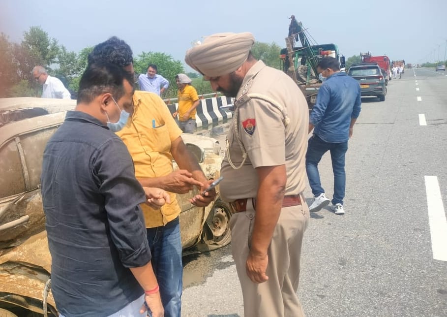 फोटो 49. सोनीपत के गांव मंडोरा के पास ड्रेन नंबर आठ में पड़ी कार। संवाद फोटो 49. सोनीपत के गांव मंडोरा के पास ड्रेन नंबर आठ में पड़ी कार। संवाद