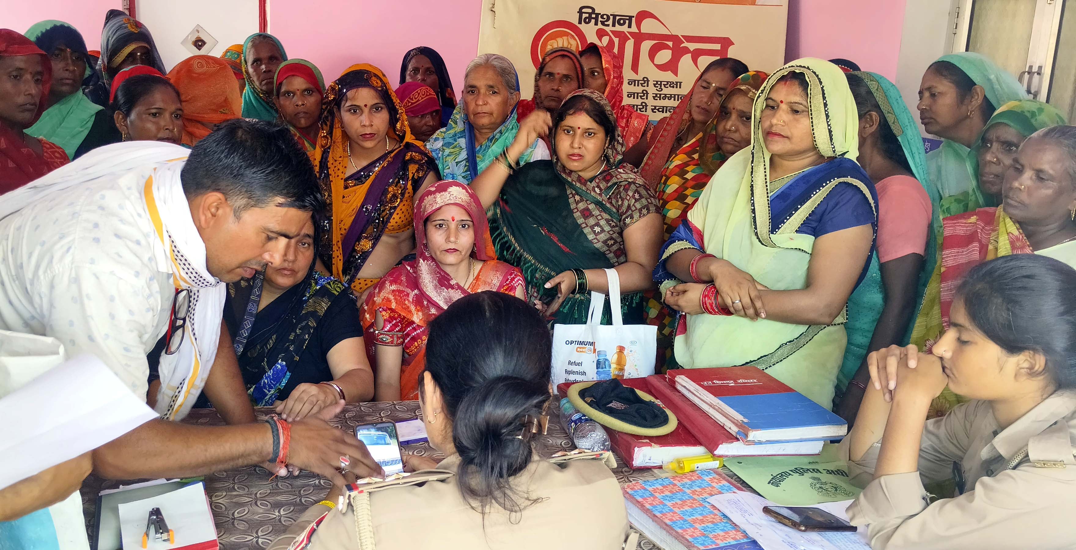 गांव नाहिल में हुए पथराव के बाद टूटी गाड़ी। संवाद गांव नाहिल में हुए पथराव के बाद टूटी गाड़ी। संवाद