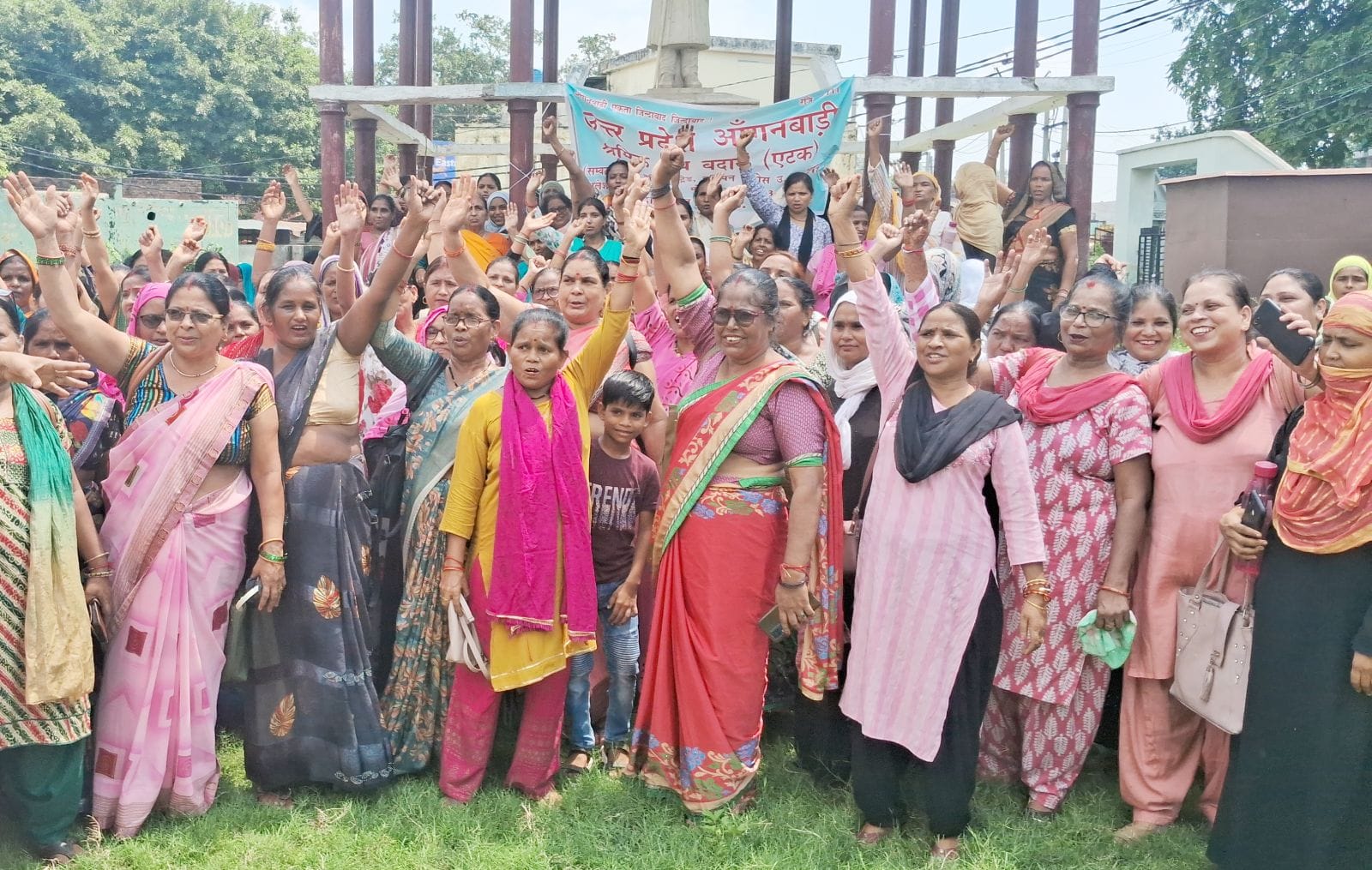 कादरचौक में खंड विकास अधिकारी को ज्ञापन देते सचिव। संवाद