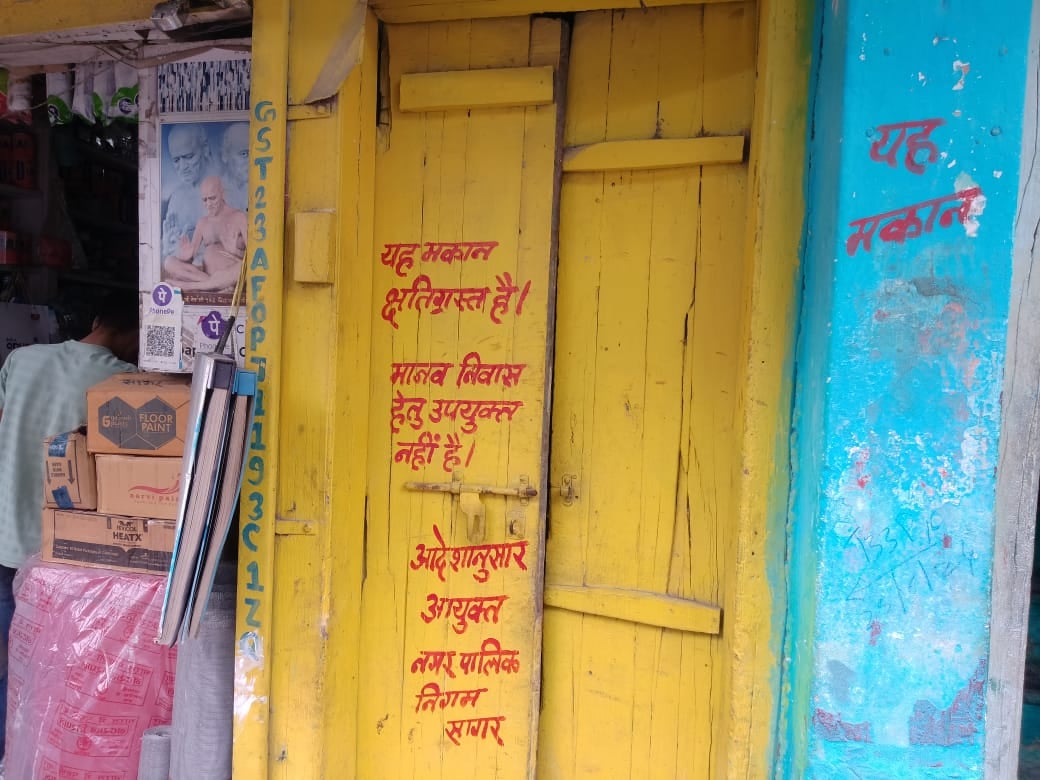 नगर निगम द्वारा गिराए गए क्षतिग्रस्त मकान