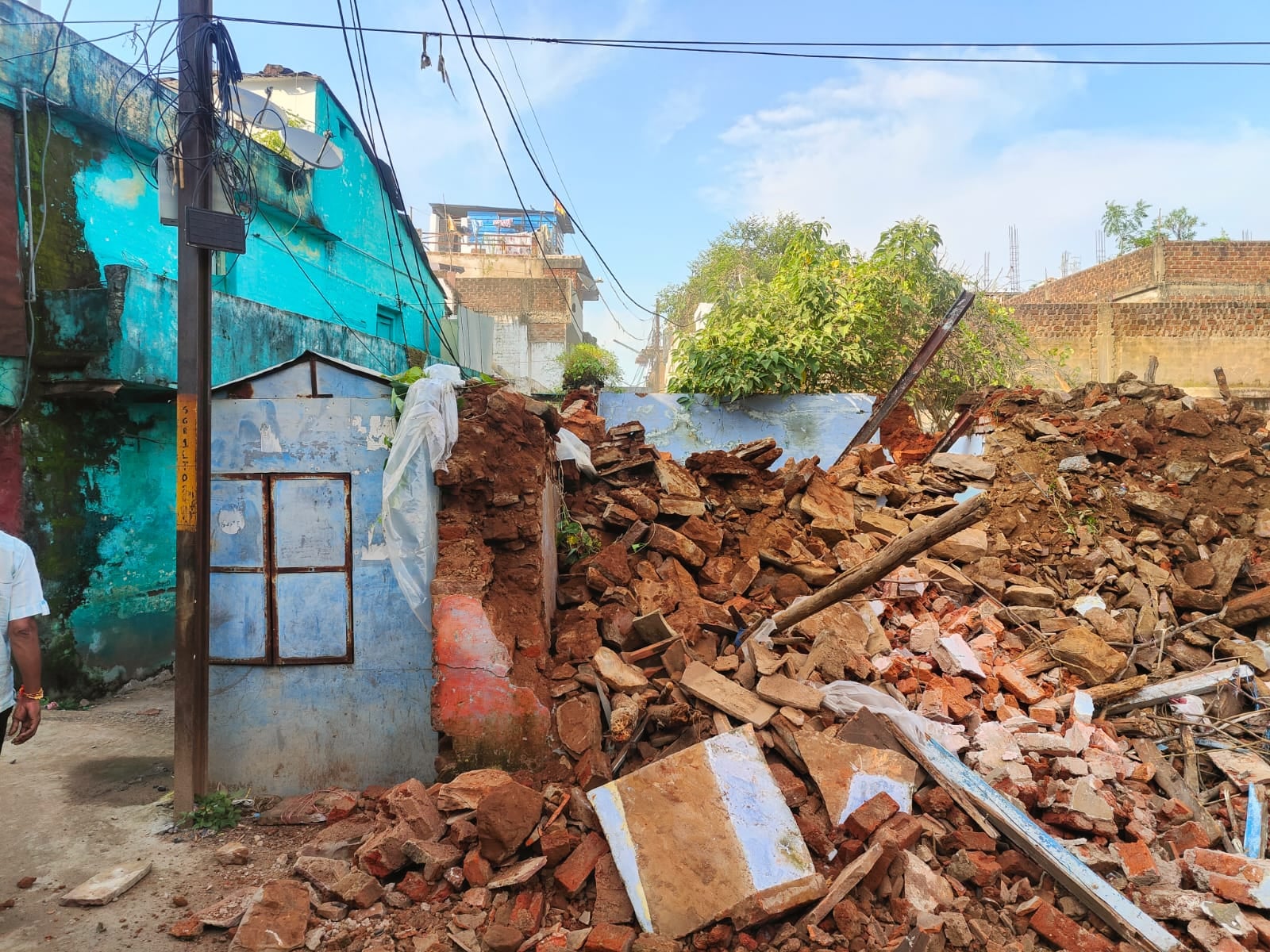नगर निगम द्वारा गिराए गए क्षतिग्रस्त मकान