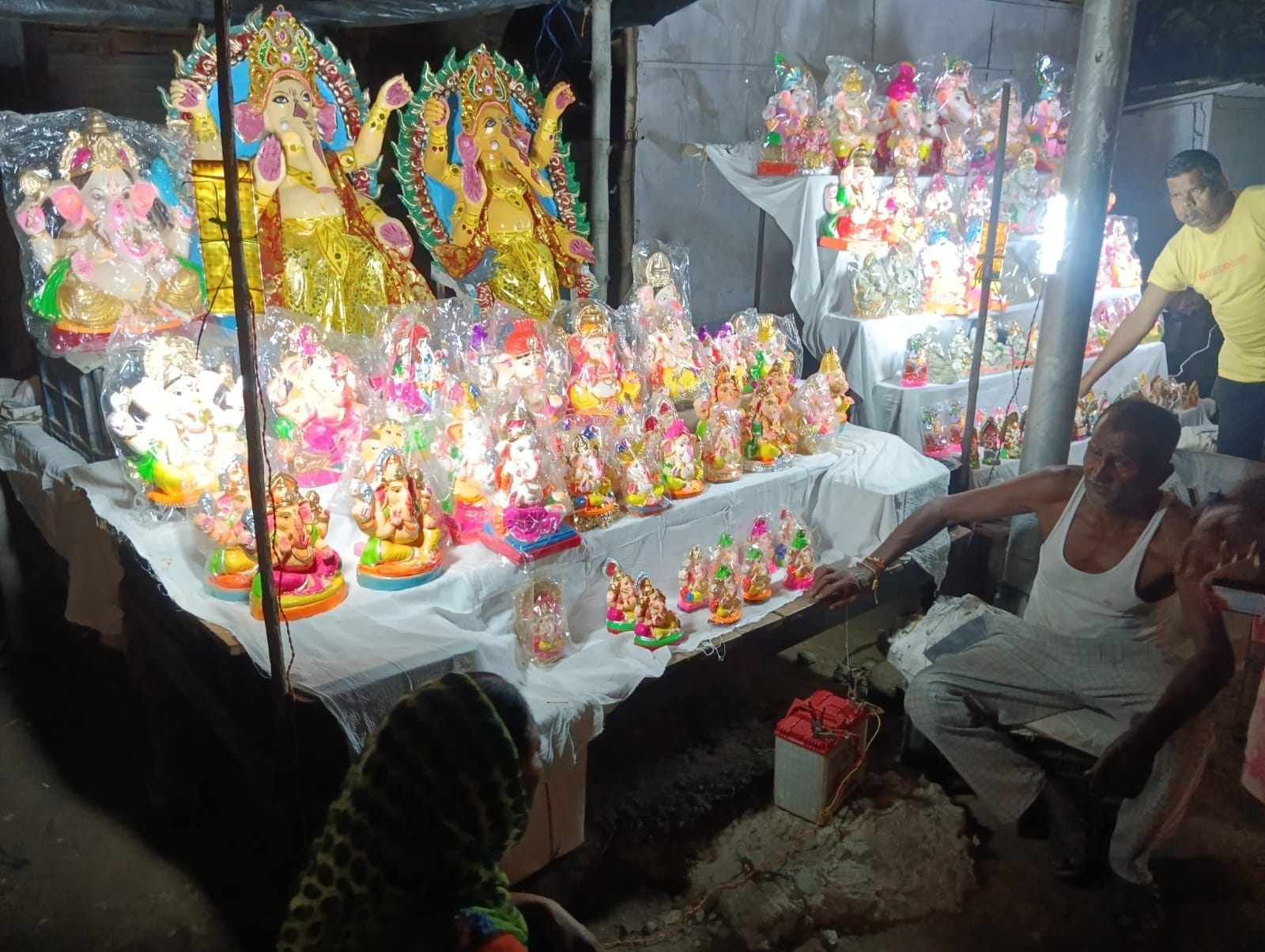 पीलीभीत एवं महाराष्ट्र मित्र मंडल के गणेश चतुर्थी उत्सव के लिए ग्वालियर से मंगाई गई गणेश मूर्ति पीलीभीत एवं महाराष्ट्र मित्र मंडल के गणेश चतुर्थी उत्सव के लिए ग्वालियर से मंगाई गई गणेश मूर्ति