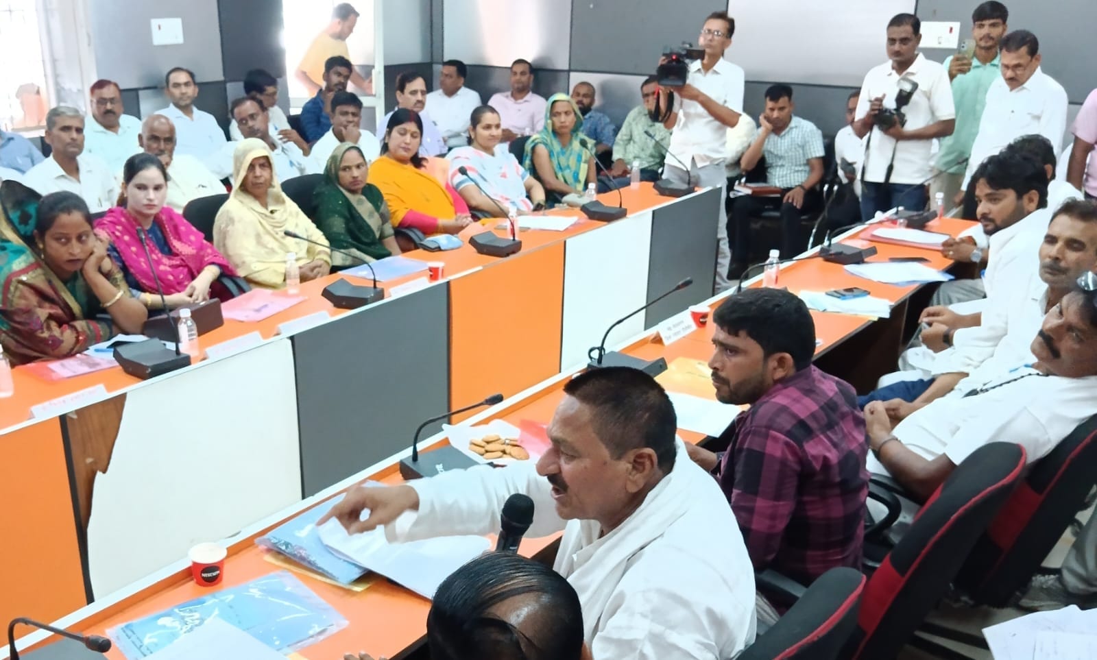 पीलीभीत के जिला पंचायत कार्यालय सभागार में आयोजित बोर्ड की बैठक में मौजूद अध्यक्ष डॉ.दलजीत कौर।