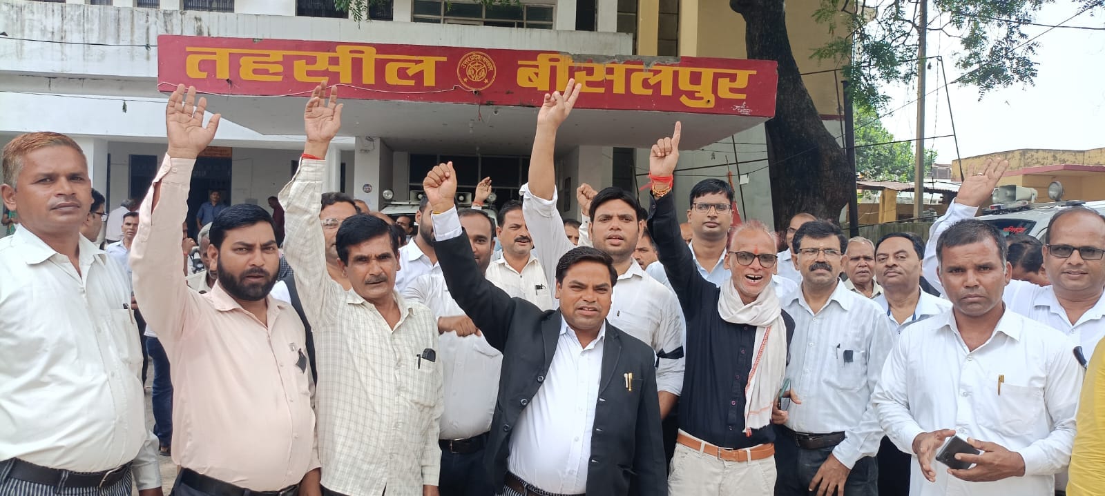 पीलीभीत की टनकपुर रोड पर प्रदर्शन करते अधिवक्ता।संवाद पीलीभीत की टनकपुर रोड पर प्रदर्शन करते अधिवक्ता।संवाद