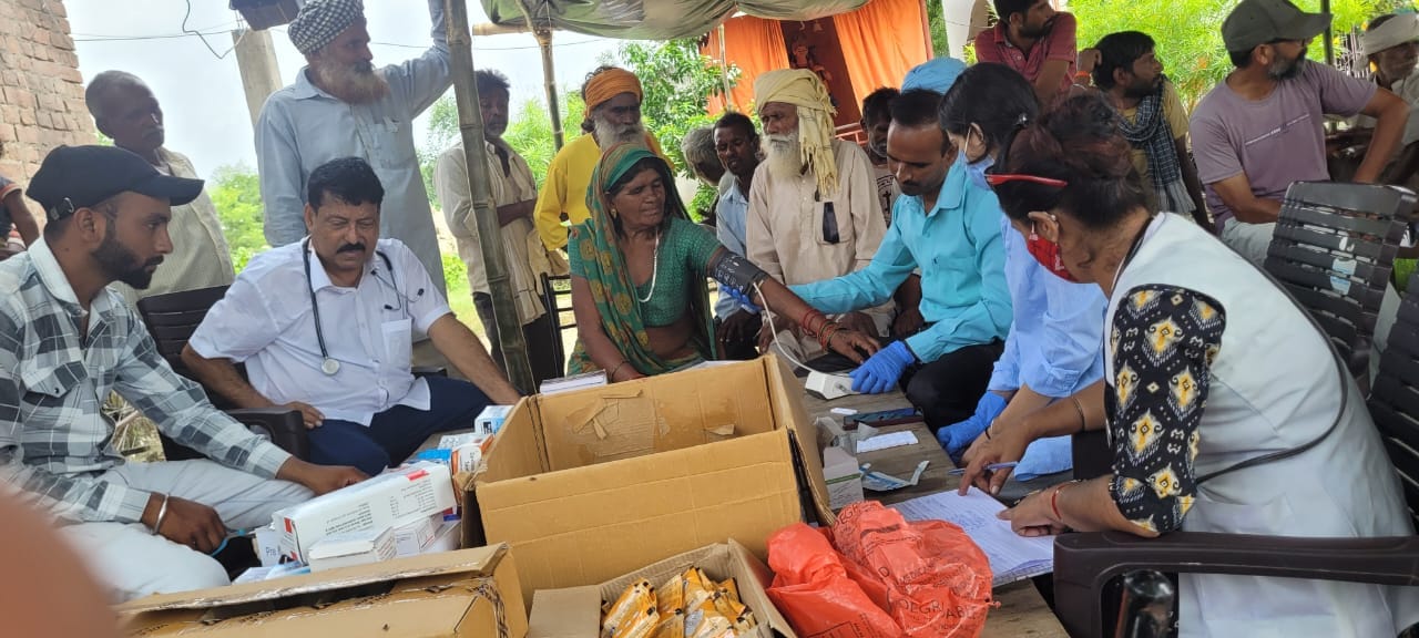 पूरनपुर के गांव खिरकिया बरगदिया में अनशन पर बैठे लोग।स्रोत:ग्रामीण पूरनपुर के गांव खिरकिया बरगदिया में अनशन पर बैठे लोग।स्रोत:ग्रामीण