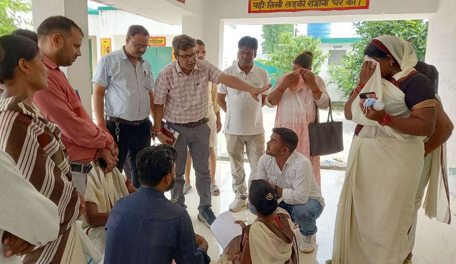 समरेर के स्वास्थ्य केंद्र पर जांच करते डॉक्टर। संवाद समरेर के स्वास्थ्य केंद्र पर जांच करते डॉक्टर। संवाद