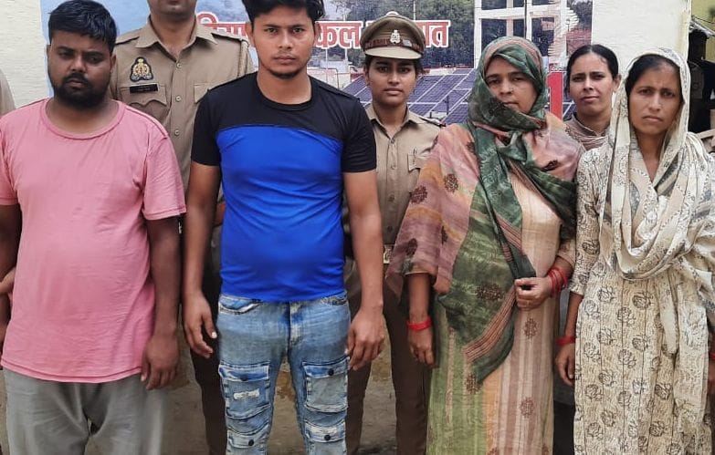 शाहजहांपुर में राजकीय मेडिकल कॉलेज में भर्ती मुठभेड़ में घायल सिपाही। स्रोत: पुलिस
