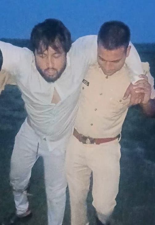 शाहजहांपुर में राजकीय मेडिकल कॉलेज में भर्ती मुठभेड़ में घायल सिपाही। स्रोत: पुलिस