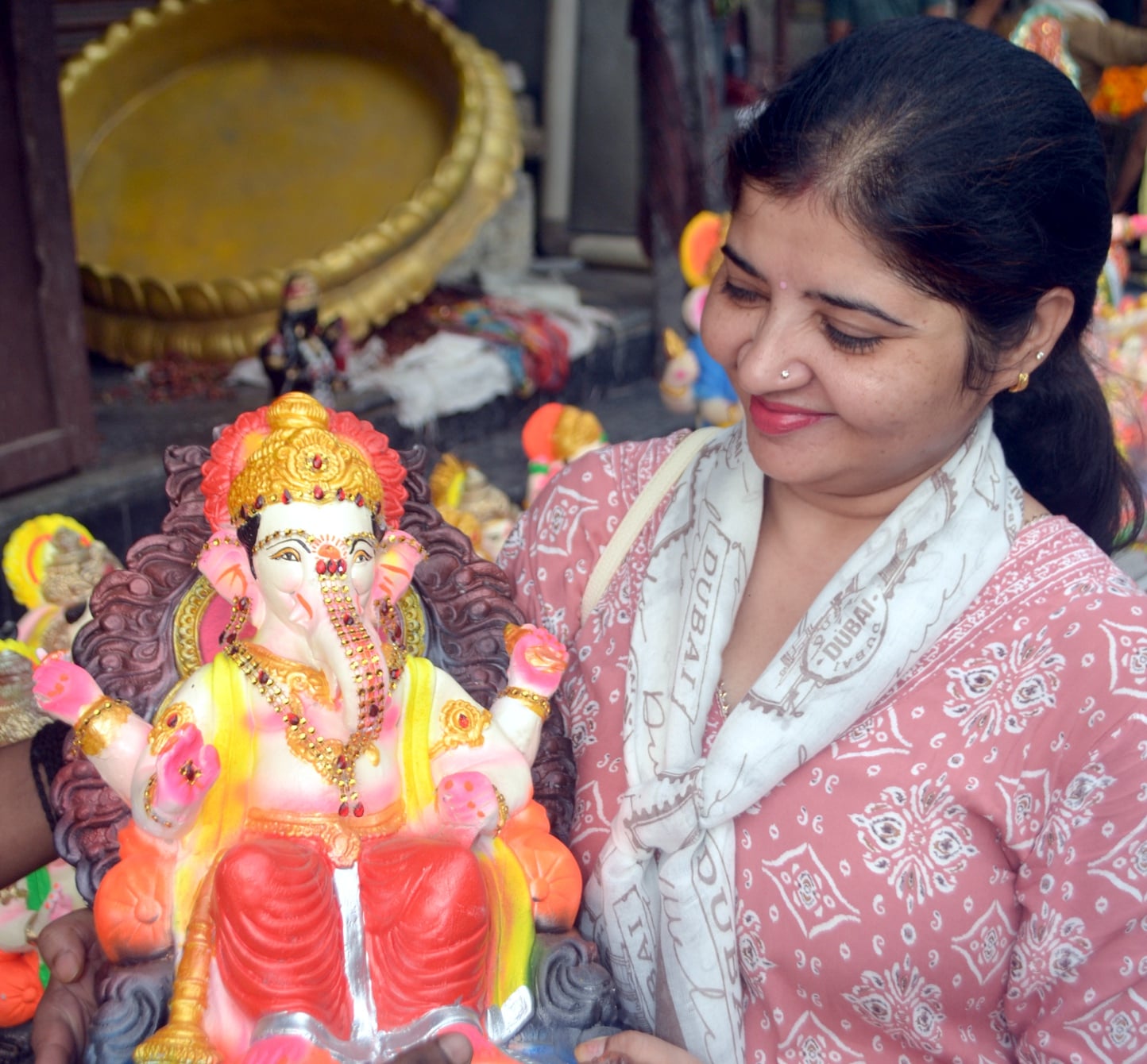 शामली के  वीवी डिग्री कॉलेज रोड पर दुकान में सजी गणेश जी महाराज की म़ूर्ति  । संवाद