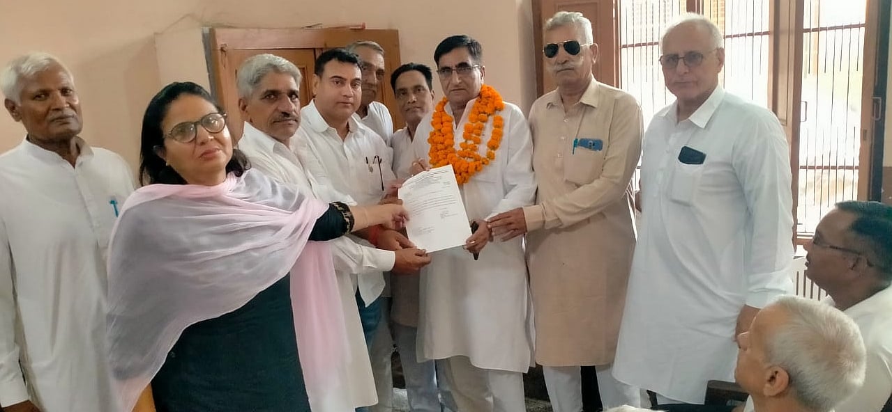 06जेएनडी03: राजपाल राठी को प्रदेश उपाध्यक्ष पद का नियुक्ति का पत्र देते हुए। स्रोत स्वयं 06जेएनडी03: राजपाल राठी को प्रदेश उपाध्यक्ष पद का नियुक्ति का पत्र देते हुए। स्रोत स्वयं