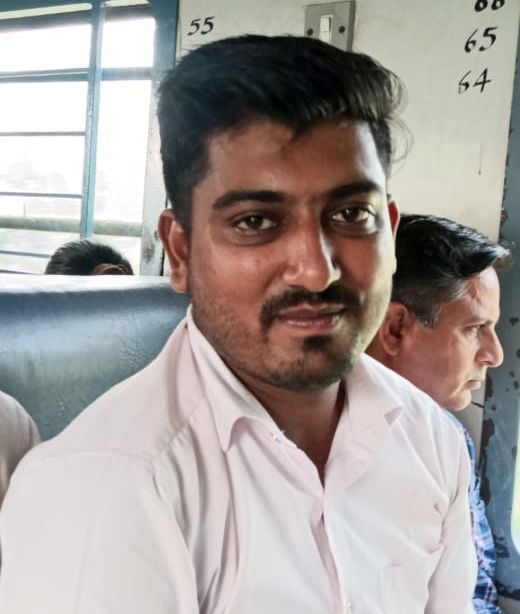 06जेएनडी14-चुनाव को लेकर ट्रेन में चर्चा करते यात्री। संवाद