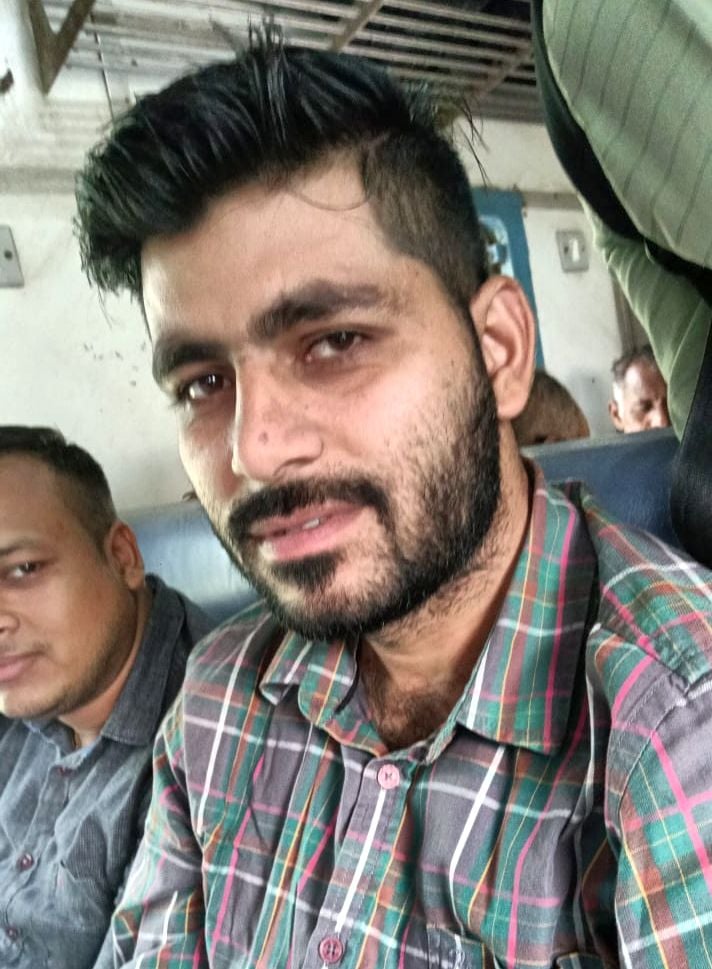 06जेएनडी14-चुनाव को लेकर ट्रेन में चर्चा करते यात्री। संवाद