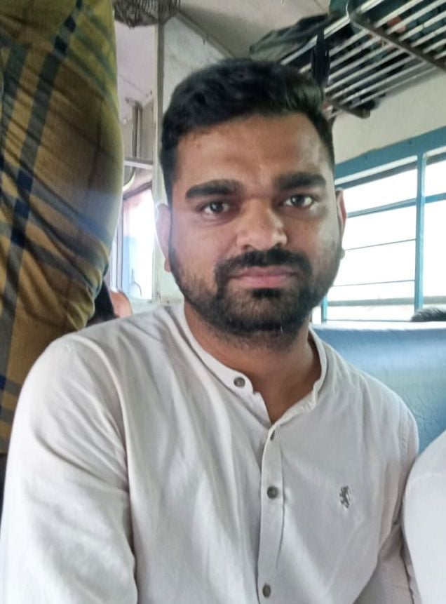 06जेएनडी14-चुनाव को लेकर ट्रेन में चर्चा करते यात्री। संवाद
