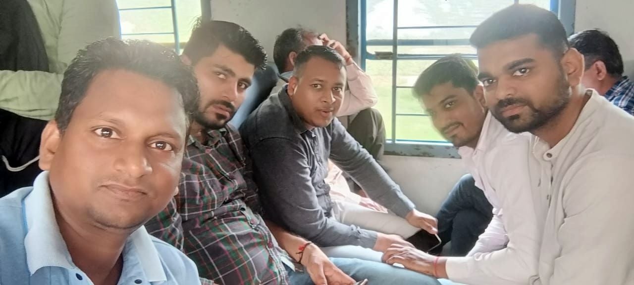 06जेएनडी14-चुनाव को लेकर ट्रेन में चर्चा करते यात्री। संवाद