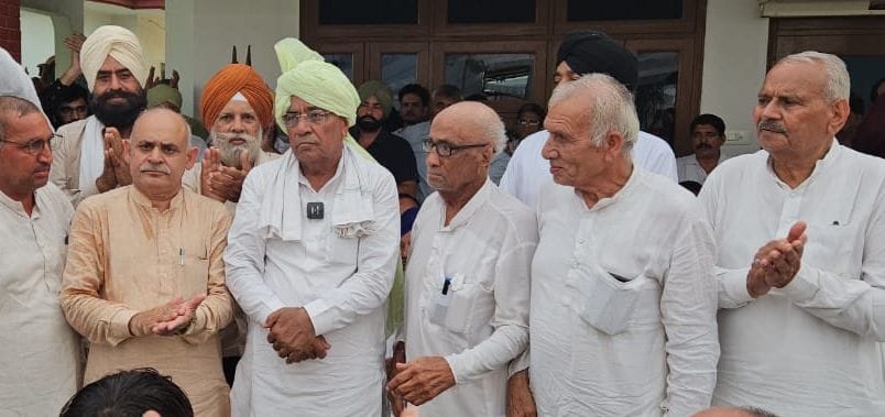 06जेएनडी19 : अपने कार्यालय में कार्यकर्ताओं से मिलते पूर्व विधायक जसबीर देशवाल। संवाद 06जेएनडी19 : अपने कार्यालय में कार्यकर्ताओं से मिलते पूर्व विधायक जसबीर देशवाल। संवाद
