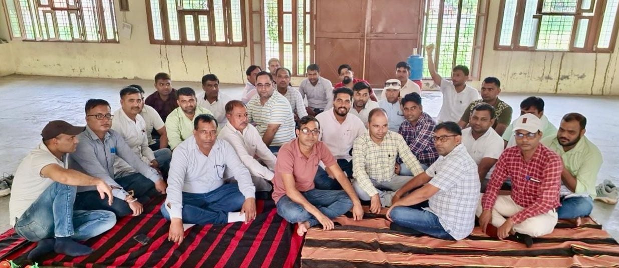 06जेएनडी20: पटवार भवन में धरने पर बैठे पटवारी। स्वयं