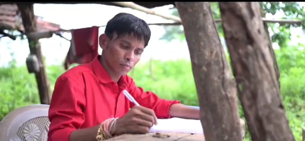 आदिवासी युवक को विदेश अध्ययन के लिए मिली 35 लाख रुपए की स्कॉलरशिप सहायता