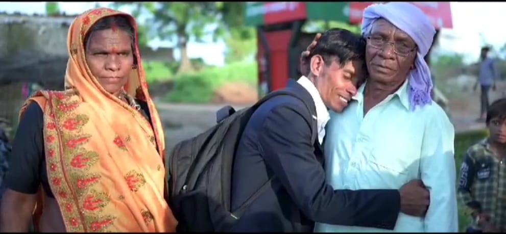 आदिवासी युवक को विदेश अध्ययन के लिए मिली 35 लाख रुपए की स्कॉलरशिप सहायता