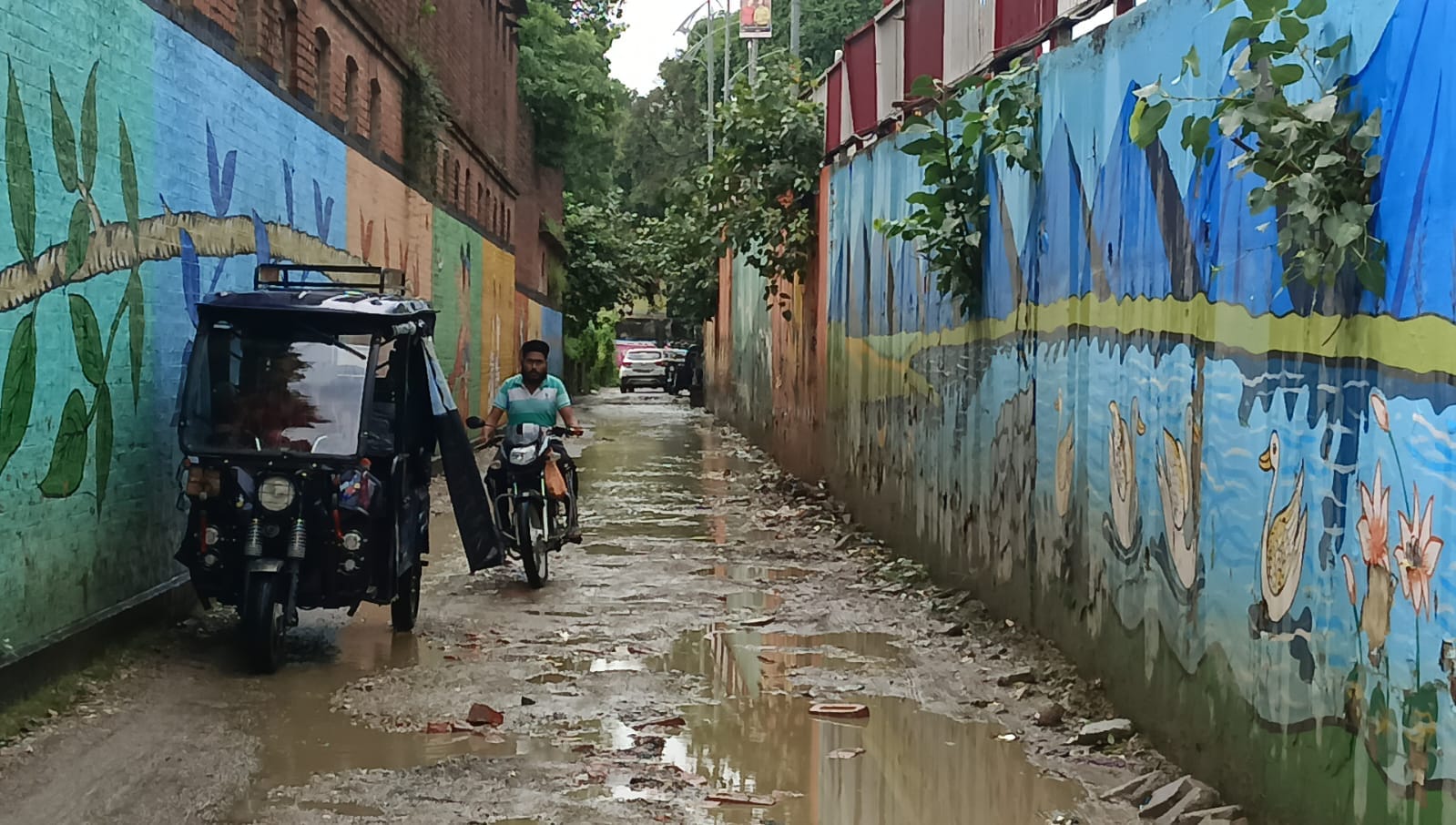 बहादुरगंज में बारिश के दौरान मैनहोल के पास हुआ गड्ढा व रोड पर कीचड़। संवाद बहादुरगंज में बारिश के दौरान मैनहोल के पास हुआ गड्ढा व रोड पर कीचड़। संवाद