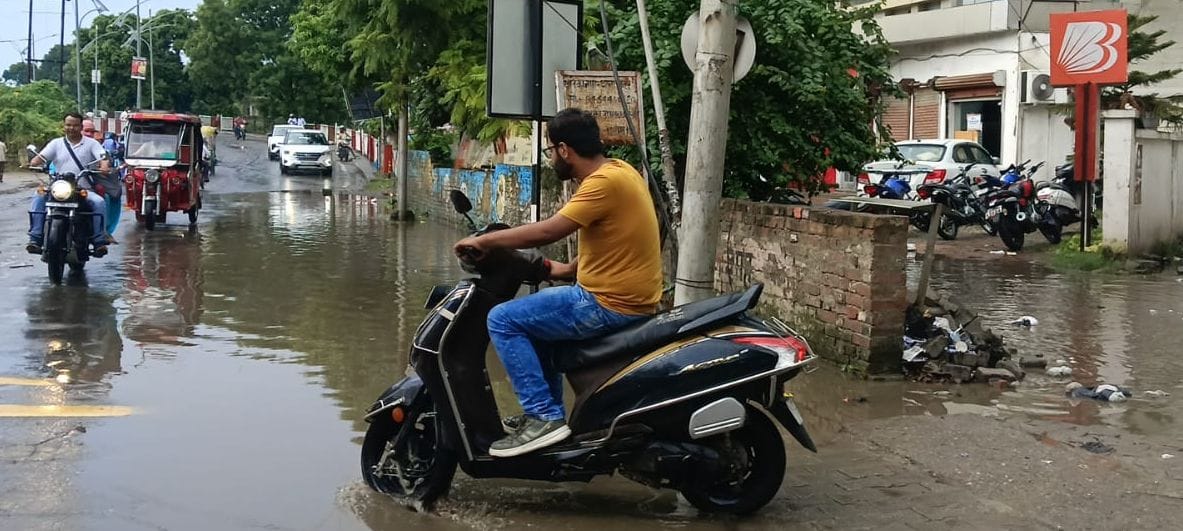 बहादुरगंज में बारिश के दौरान मैनहोल के पास हुआ गड्ढा व रोड पर कीचड़। संवाद बहादुरगंज में बारिश के दौरान मैनहोल के पास हुआ गड्ढा व रोड पर कीचड़। संवाद