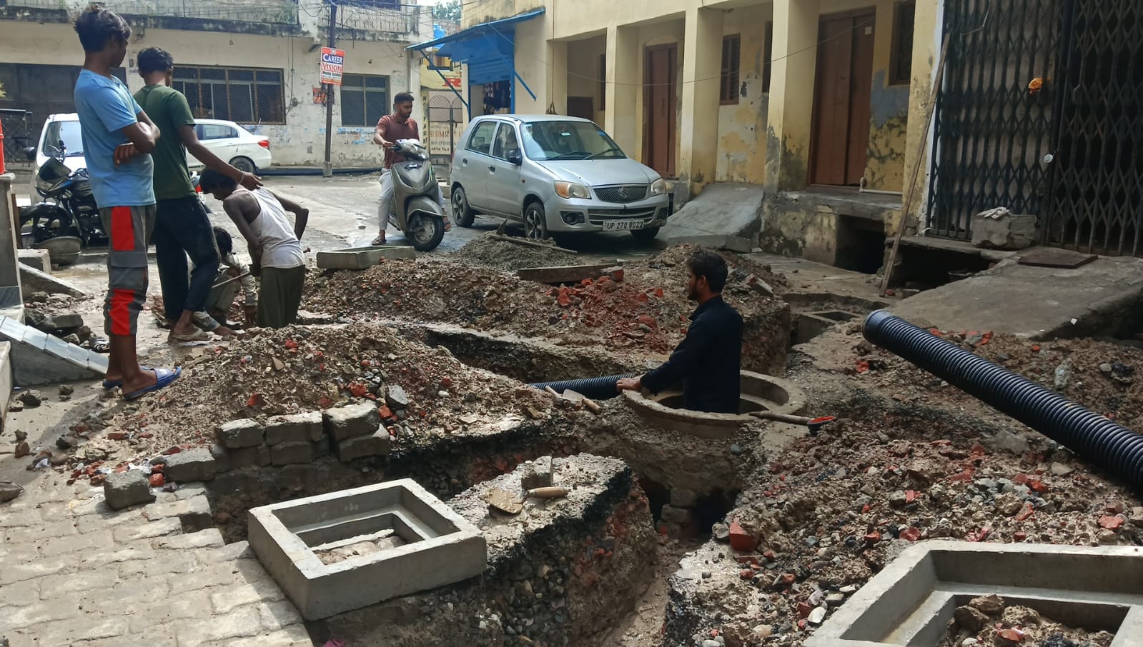 बहादुरगंज में बारिश के दौरान मैनहोल के पास हुआ गड्ढा व रोड पर कीचड़। संवाद बहादुरगंज में बारिश के दौरान मैनहोल के पास हुआ गड्ढा व रोड पर कीचड़। संवाद