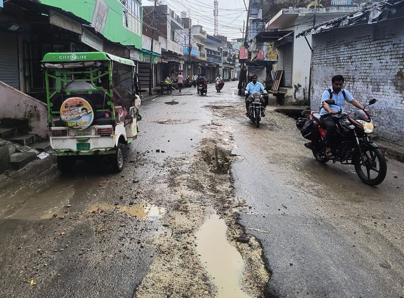 बहादुरगंज में बारिश के दौरान मैनहोल के पास हुआ गड्ढा व रोड पर कीचड़। संवाद बहादुरगंज में बारिश के दौरान मैनहोल के पास हुआ गड्ढा व रोड पर कीचड़। संवाद
