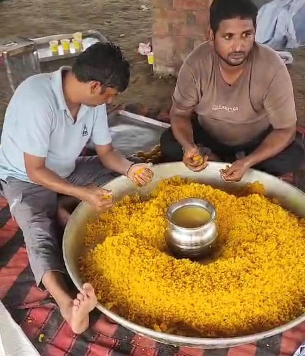 07जेएनडी23: खेड़ा बख्ता गांव में कार्यक्रम को लेकर लड्डू बनाते हुए हलवाई। संवाद