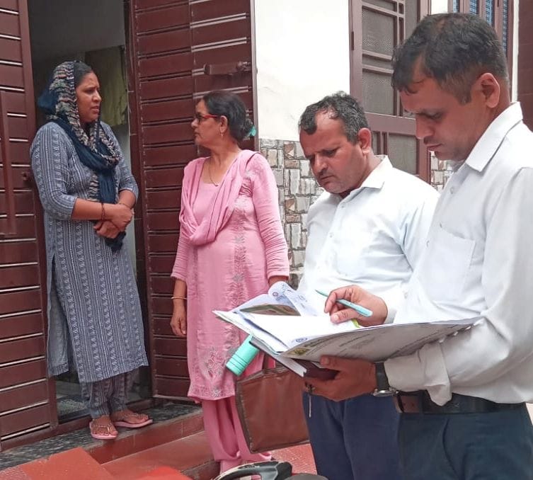 07जेएनडी28-शहर में लोगों को डेंगू के बारे में जागरूक करते हुए स्वास्थ्य कर्मचारी। स्रोत विभाग