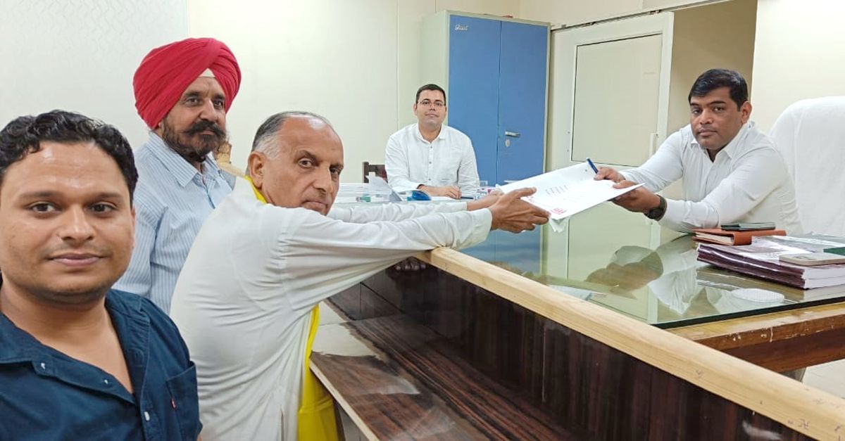 07जेएनडी34 : रिटर्निंग अधिकारी मनीष फोगाट को नामांकन सौंपते पूर्व मंत्री बच्चन सिंह आर्य। संवाद 07जेएनडी34 : रिटर्निंग अधिकारी मनीष फोगाट को नामांकन सौंपते पूर्व मंत्री बच्चन सिंह आर्य। संवाद