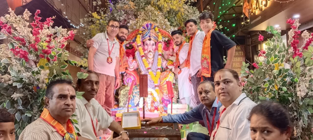 अंबाला छावनी के लाल कुर्ती बाजार स्थित श्री सनातन धर्म मंदिर में बप्पा की पूजा करते श्रद्धालु।