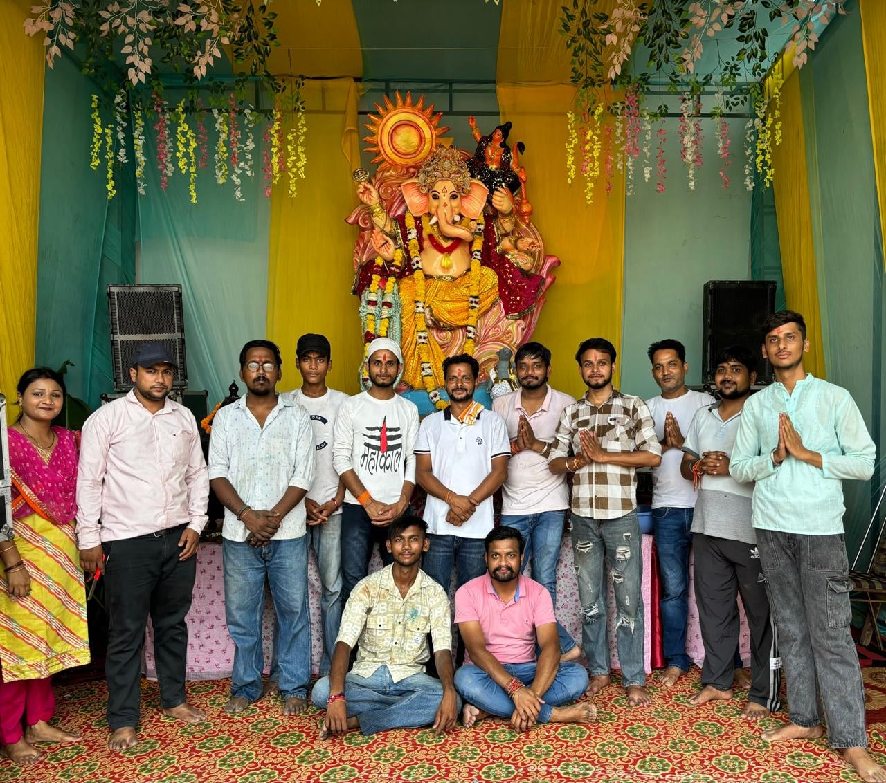 अंबाला छावनी के लाल कुर्ती बाजार स्थित श्री सनातन धर्म मंदिर में बप्पा की पूजा करते श्रद्धालु।