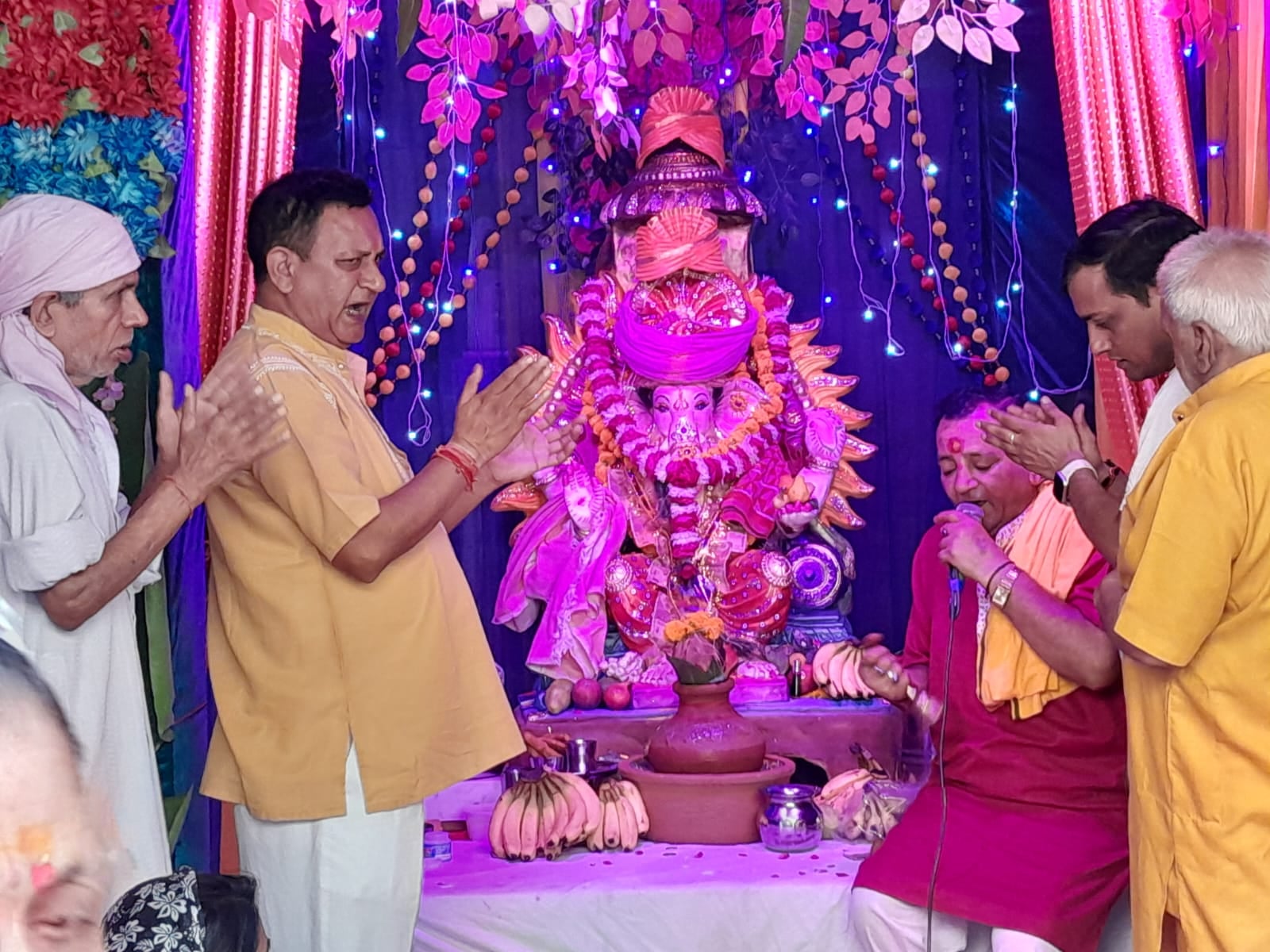 अंबाला छावनी के लाल कुर्ती बाजार स्थित श्री सनातन धर्म मंदिर में बप्पा की पूजा करते श्रद्धालु।