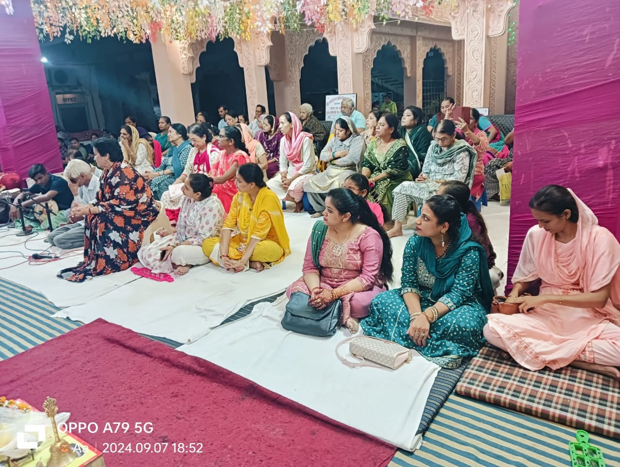 अंबाला छावनी के लाल कुर्ती बाजार स्थित श्री सनातन धर्म मंदिर में बप्पा की पूजा करते श्रद्धालु।