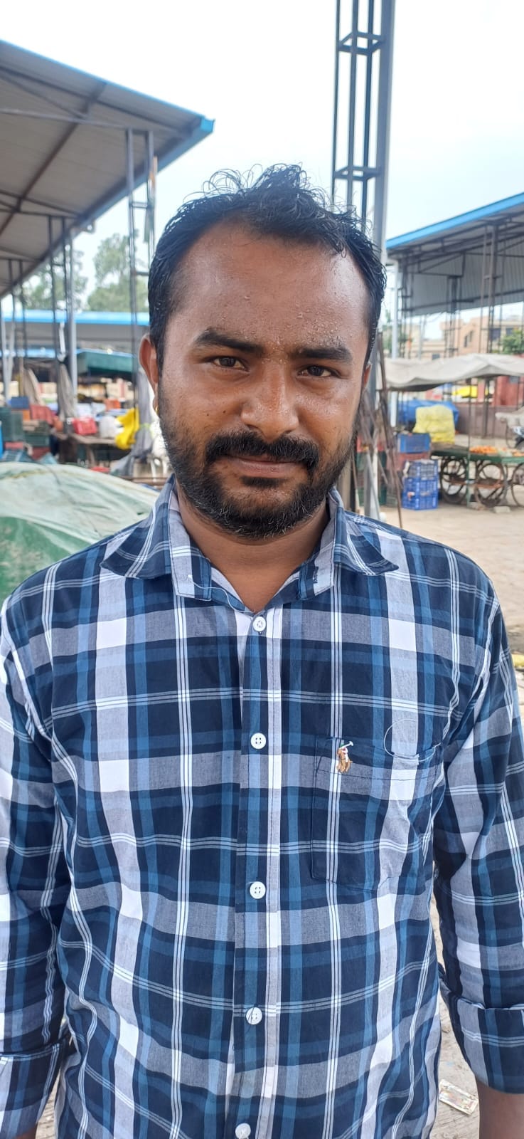 अंबाला छावनी स्थित दीना की मंडी स्थित सब्जी मंडी में पसरी गंदगी।