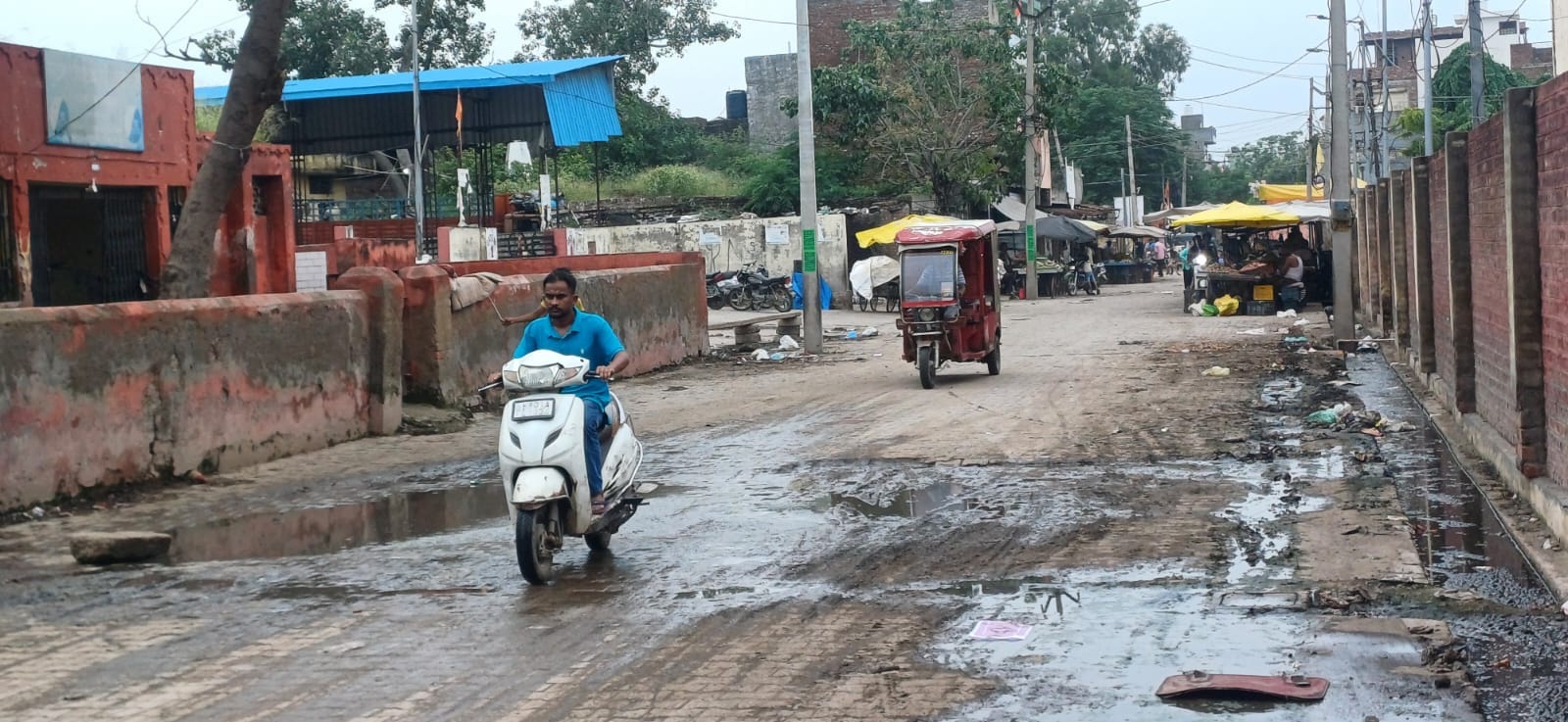 अंबाला छावनी स्थित दीना की मंडी स्थित सब्जी मंडी में पसरी गंदगी।